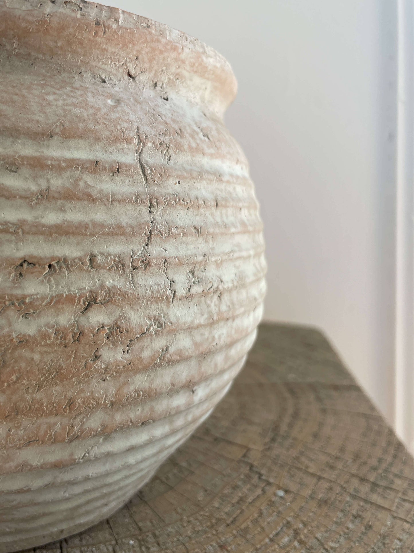 Pot en terre cuite de style vintage rustique Lazio avec aspect vieilli