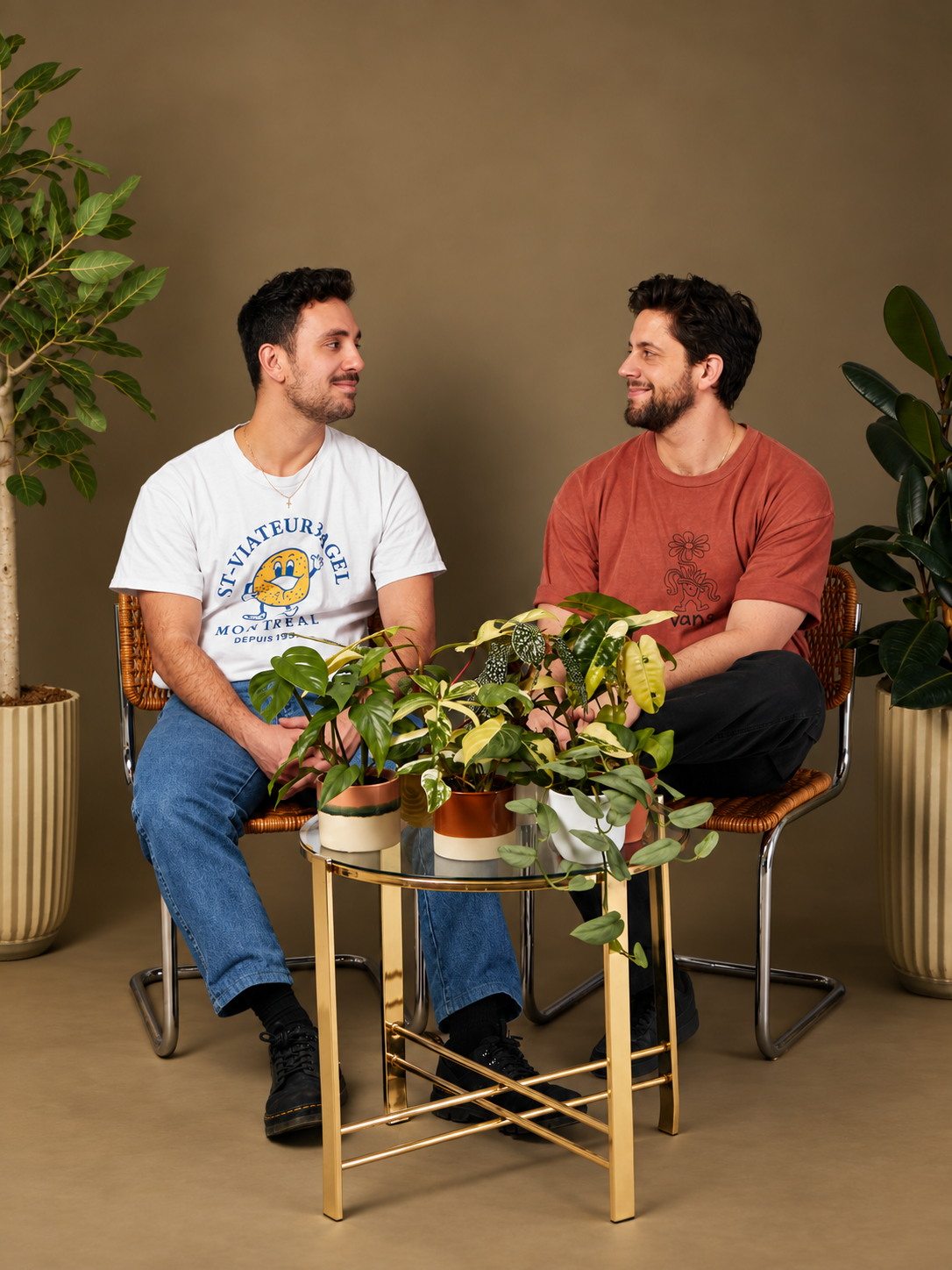 Les fondateurs d’AUREA entourés de plantes tropicales