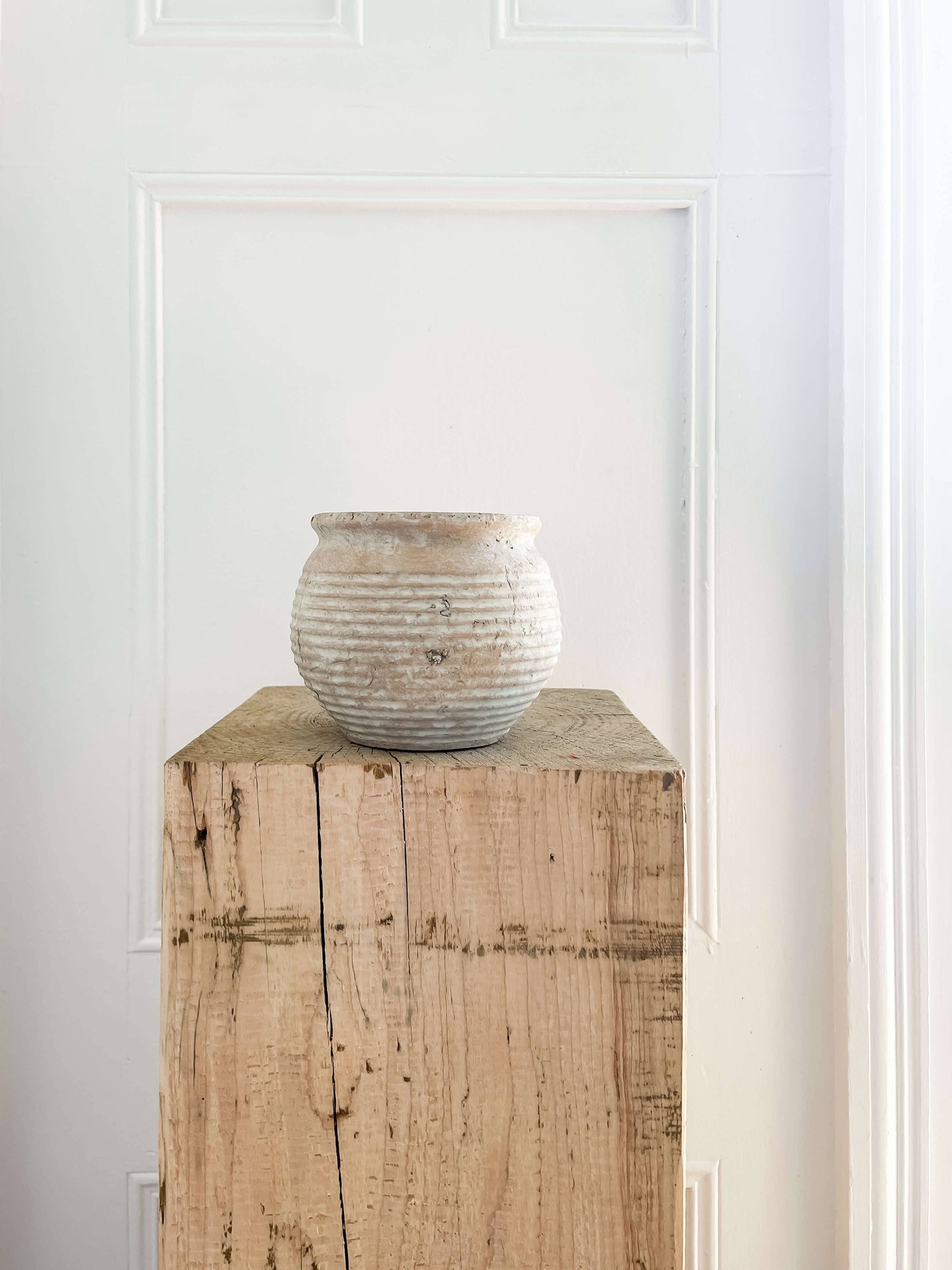 Pot en terre cuite de style vintage rustique Lazio avec aspect vieilli