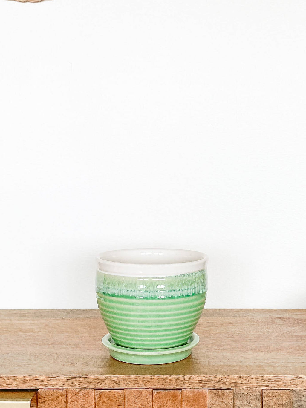 Willow ceramic flower pot with drainage hole and attached saucer